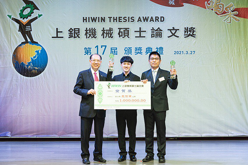 中央大學機械系教授吳育仁(右)指導研究生蔡宗鳴(中)榮獲第17屆上銀機械碩士論文獎，由上銀總裁卓永財頒獎。