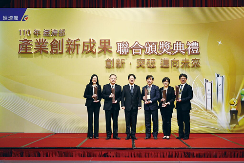 副總統賴清德（左三）與卓越級別獎項獲獎單位合影。