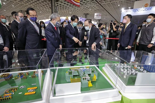 賴清德副總統（前排左三）昨天出席「Intelligent Asia亞洲工業4.0暨智慧製造系列展開幕典禮」，了解產業最新趨勢。