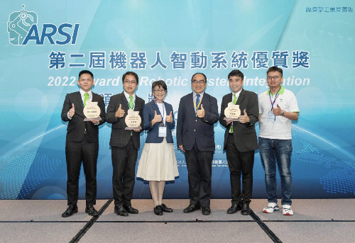 工業局長呂正華(右3)上銀科技總經理蔡惠卿(左3)與上銀科技得獎團隊合影。