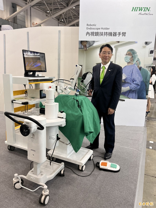 上銀（2049）董事長卓文恒今天（3日）出席台灣醫療科技展，現場展出上銀內視鏡扶持機械手臂，可用於一般外科、婦產科、胸腔科等微創手術。