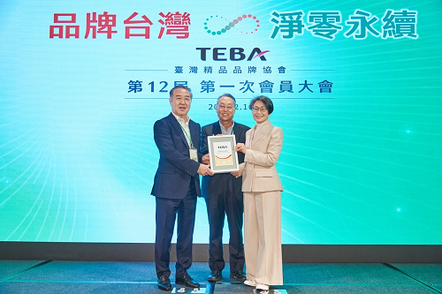 上銀科技總經理蔡惠卿(右)接任台灣精品品牌協會第12屆理事長。