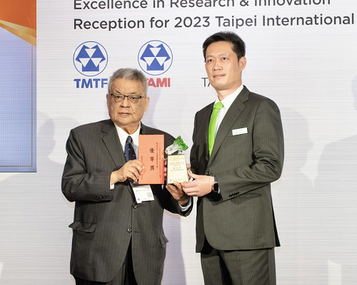 機械公會理事長魏燦文(左)頒發上銀科技數值控制工具機關鍵零組件類-優等獎。