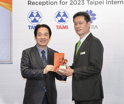 上銀科技榮獲節能減碳暨智慧產品創新獎-佳作獎，由副總統賴清德(左)頒獎。