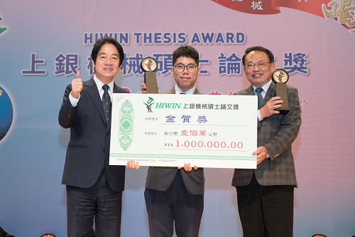 副總統賴清德（圖左）頒發金質獎座給台大團隊簡維信同學與陳亮嘉教授。