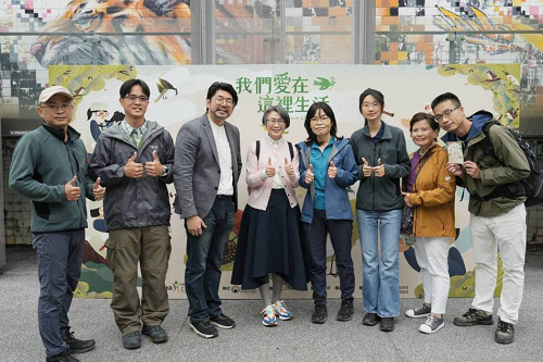 上銀科技教育基金會董事長蔡惠卿(左四)與導演劉育樹(左三)，和鳥類生態專家等佳賓在首映會前合影。