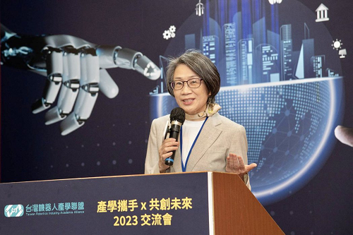 蔡惠卿表示，上銀機器手臂有免費線上模擬軟體，是學校教育推廣最佳首選。