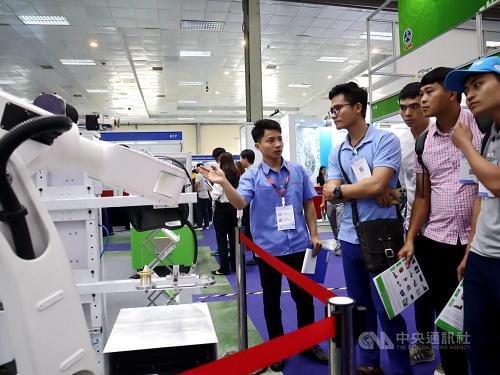 越南國際工業製造技術設備展9日在河內市登場，台灣機械製造商上銀科技股份有限公司瞄準越南工業對自動化生產的需求，在場展示多軸機器人的自動拋光應用，吸引買主目光。