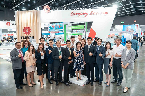 台灣精品首次在全亞洲最大的泰國醫療展（Medical Fair Thailand）中亮相，圖為15家台灣精品館參展商大合照。