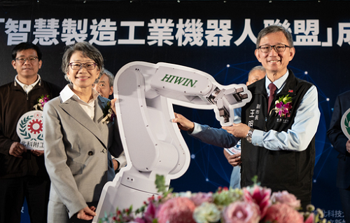 王副市長代表市府接受上銀科技捐贈機器手臂