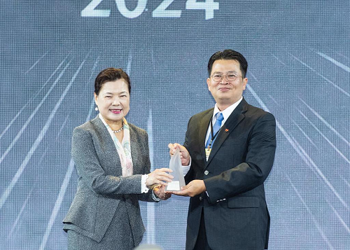 經濟部長王美花（圖左）頒發台灣精品獎銀質獎給上銀科技助理總經理李文彬（圖右）。